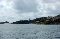 Der Leuchtturm von Midbrødvågen gesehen
